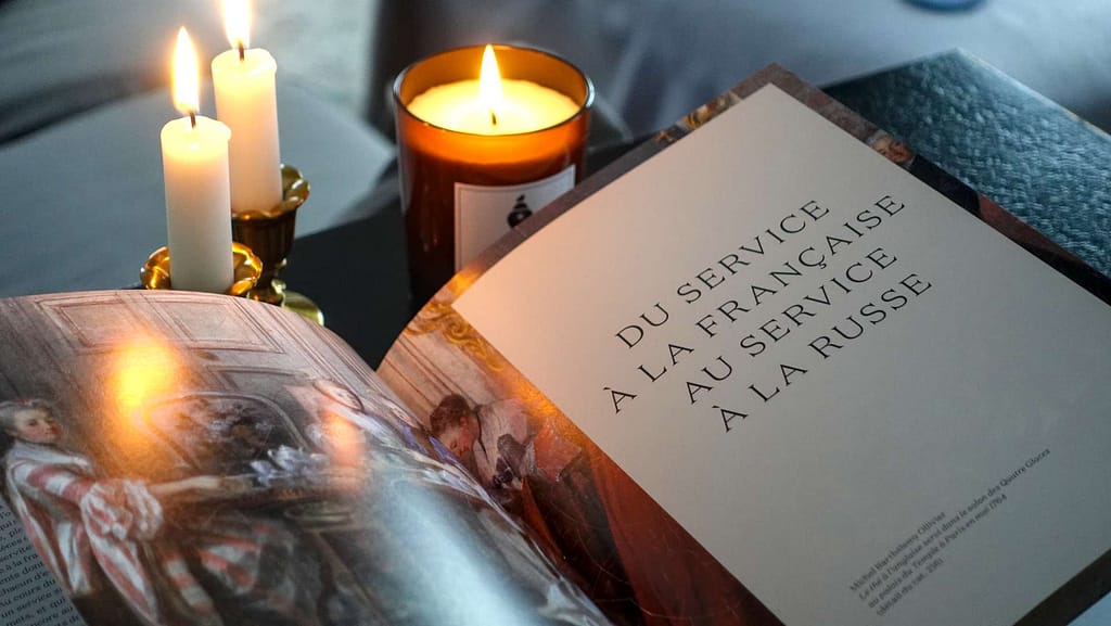 Interior page of an exhibition catalog speaking of table setting with service à la française vs service à la russe