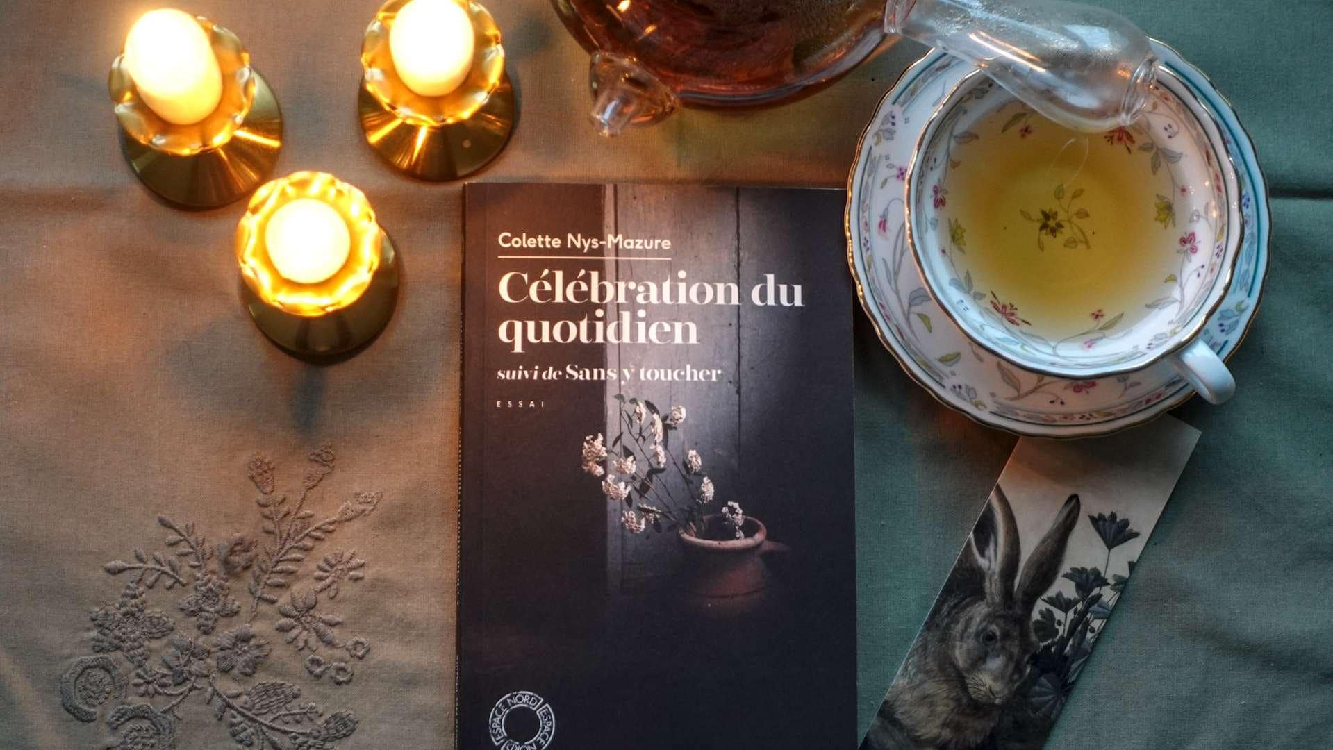 A quiet tea ritual with Oolong tea in a porcelain cup, inspired by Colette Nys-Mazure's Celebration of the Everyday.